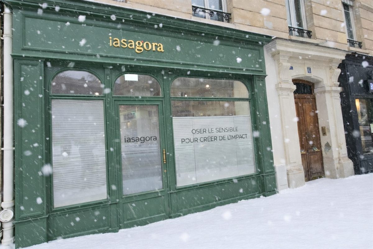 La devanture verte d'iasagora, 6 rue des Écoles à Paris, avec la signature « Oser le sensible pour créer de l'impact » en vitrine