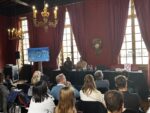 Intervention sur l’IA générative et la créativité humaine lors d’une journée d’étude, illustrant le lien entre intelligence artificielle, intention et processus créatif | Blog iasagora
